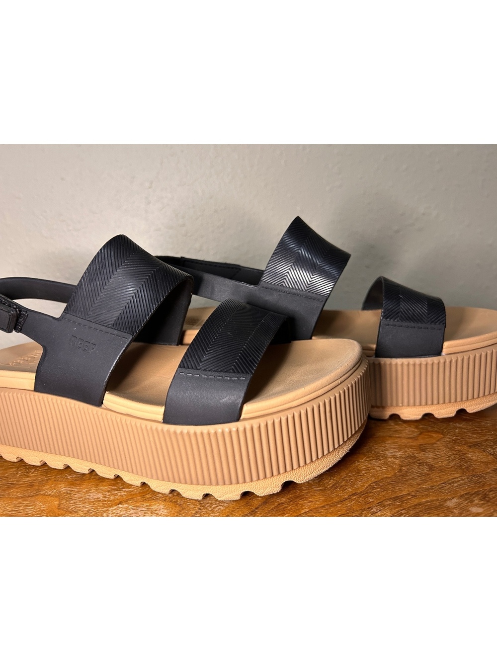 Reef 8sandals chunky platform pvc free REEF black and tan Velcro clausure Width